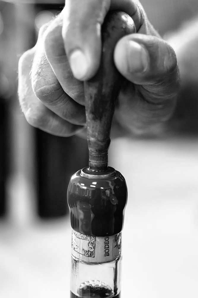 匠人手工为酒瓶封蜡